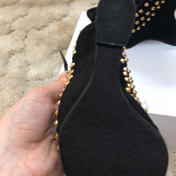 Steve Madden black suede heels. - Picture 5 of 8